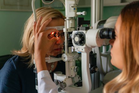 Téléchargez les photos : Test de pression oculaire utilisant la tonométrie d'explication dans les soins ophtalmologiques professionnels - en image libre de droit