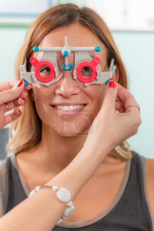 Téléchargez les photos : Ophtalmologiste professionnel effectuant un test visuel précis pour évaluer et assurer une santé oculaire optimale - en image libre de droit