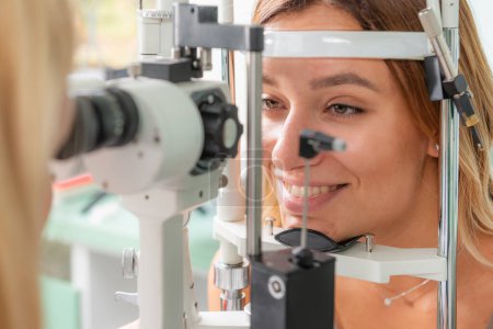 Téléchargez les photos : Test complet de pression oculaire utilisant la tonométrie d'explication dans une clinique d'ophtalmologie pour une évaluation précise de la santé oculaire - en image libre de droit