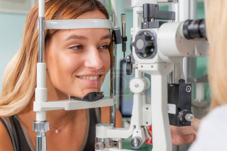 Téléchargez les photos : Toniométrie d'explication précise et test de pression oculaire en ophtalmologie, essentiels pour évaluer la santé oculaire en milieu clinique. - en image libre de droit