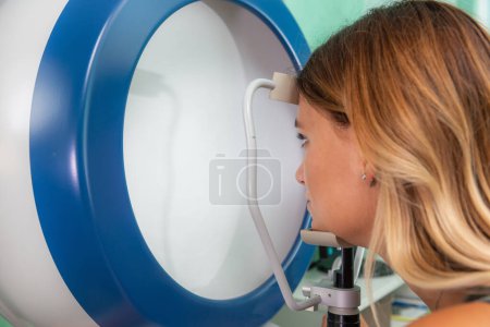 Téléchargez les photos : Biométrie ultrasonore avancée à balayage A en ophtalmologie pour des mesures précises des yeux, essentielle pour des soins oculaires cliniques efficaces. - en image libre de droit