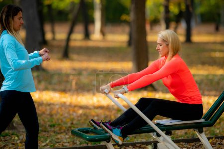 Foto de Mujeres haciendo ejercicio al aire libre en un parque público. - Imagen libre de derechos