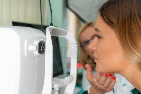 Téléchargez les photos : L'ophtalmologiste effectue une tomographie de cohérence optique précise, un outil essentiel pour une évaluation approfondie de la santé oculaire en milieu clinique.. - en image libre de droit