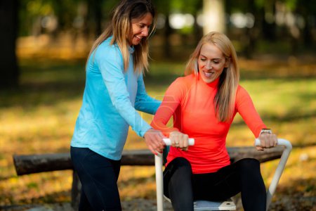 Foto de Mujeres haciendo ejercicio al aire libre en un parque público. - Imagen libre de derechos