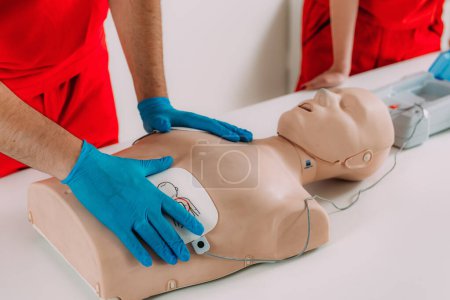 Foto de Curso de primeros auxilios de reanimación AED. Habilidades para salvar vidas en un curso de reanimación de primeros auxilios utilizando un DEA - Imagen libre de derechos