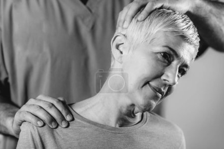 Téléchargez les photos : Physiothérapeute Stretching Senior Femme cou - en image libre de droit