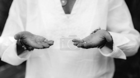 Téléchargez les photos : Donner la pratique de la vertu. geste de la main. - en image libre de droit