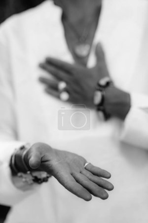 Téléchargez les photos : Donner la pratique de la vertu. geste de la main. - en image libre de droit