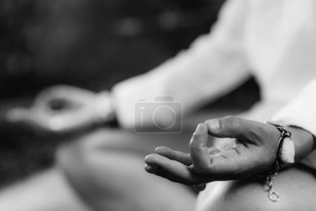 Foto de Mujer meditando, equilibrando energía. Manos en posición mudra
. - Imagen libre de derechos