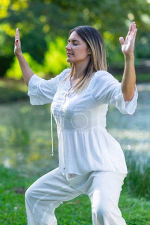 Foto de La mujer practica yoga, conectándose con la naturaleza y la paz interior - Imagen libre de derechos