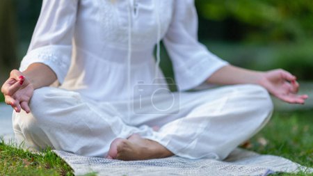 Foto de Mujer practicando con gracia yoga, rodeada de naturalezas paz y tranquilidad - Imagen libre de derechos