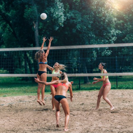 Téléchargez les photos : Équipe féminine jouant au beach-volley - en image libre de droit