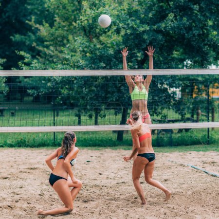 Téléchargez les photos : Jeunes femmes jouant au beach volley - en image libre de droit