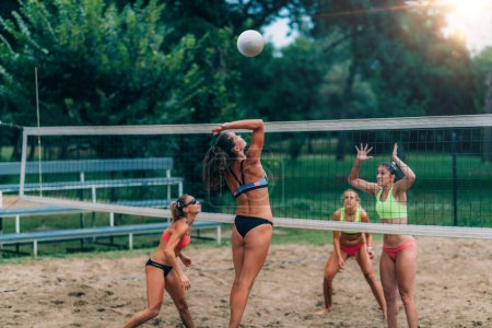 Téléchargez les photos : Joueurs de beach volley sur le net - en image libre de droit