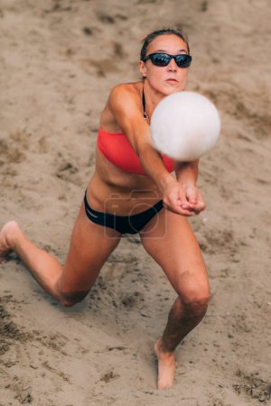 Foto de Jugadores de voleibol playa golpeando la pelota - Imagen libre de derechos