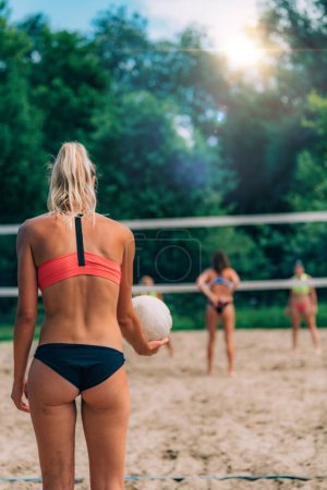 Téléchargez les photos : Volleyball de plage, Joueuses au service du ballon - en image libre de droit