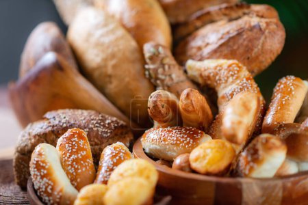 Téléchargez les photos : Délices de boulangerie artisanale. Gros plan sur les pains et les produits de boulangerie - en image libre de droit