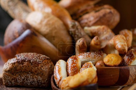 Téléchargez les photos : Une table ornée de délices cuits au four. Offrez-vous des pâtisseries maison de qualité, des pains et plus encore - en image libre de droit