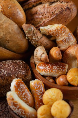 Foto de Abundancia de productos horneados frescos en la mesa. Bliss panadería - Imagen libre de derechos