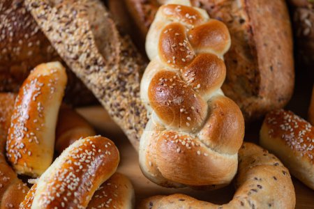 Téléchargez les photos : Gâteries artisanales délicieuses de près, pains frais et gâteries - en image libre de droit