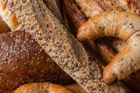 Téléchargez les photos : Produits de boulangerie artisanale. Un gros plan révèle une gamme de pains et de pâtisseries fraîchement cuits - en image libre de droit