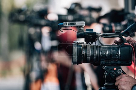 Téléchargez les photos : Groupe de caméras lors d'une conférence de presse extérieure - en image libre de droit
