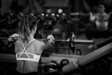 Foto de Mujer haciendo entrenamiento de fuerza, atleta haciendo ejercicio en el gimnasio - Imagen libre de derechos