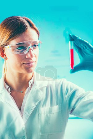 Foto de Biotecnología. Científica femenina trabajando en laboratorio - Imagen libre de derechos