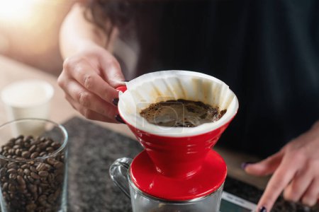 Téléchargez les photos : Processus de floraison du café goutte-à-goutte - Le marc de café fleurit dans la méthode de coulée, créant une expérience de café savoureuse. - en image libre de droit