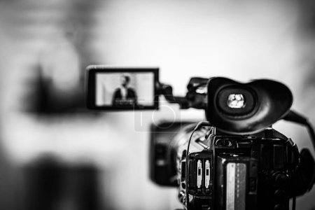 Téléchargez les photos : Enregistrement de la caméra lors d'une conférence de presse. Diffusion en direct. - en image libre de droit