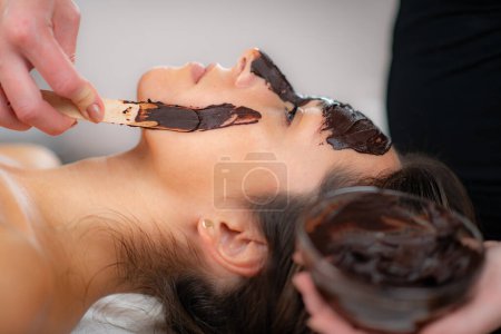 Gesichtsmaske aus Schokolade, eine dekadente Schönheitsbehandlung für das Gesicht, die nährt und belebt