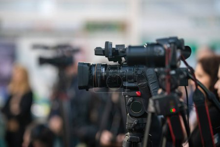 Téléchargez les photos : Les caméras des médias se concentrent sur la capture du pouls vibrant d'un événement médiatique bourdonnant - en image libre de droit