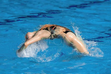 Téléchargez les photos : Danse captivante du nageur synchronisé dans l'étreinte envoûtante de la piscine - en image libre de droit