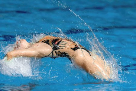 Foto de Esencia de fluidez y gracia, presenciar la danza cautivadora de un nadador sincronizado en la piscina - Imagen libre de derechos
