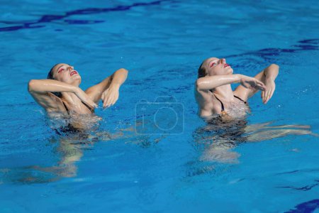 Schönheit eines synchron schwimmenden Duetttanzes, bei dem Präzision auf Anmut in einer fesselnden Wasserperformance trifft