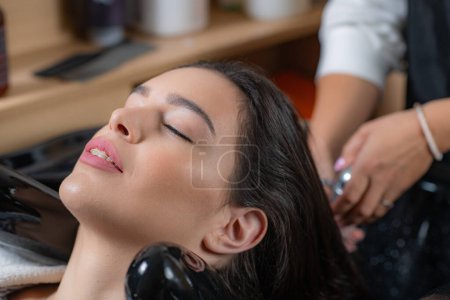 Expertenhaarpflege mit einem Friseur, der Shampoo aufträgt, sorgt für sauberes und erfrischendes Haar im Salon