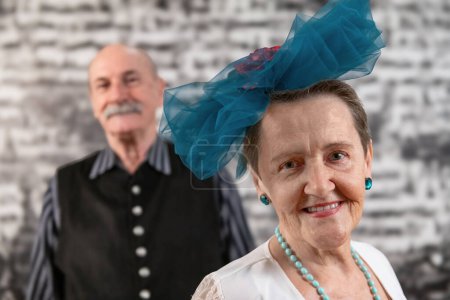 Portrait enchanteur, un couple de personnes âgées respire l'élégance intemporelle à travers l'art de la danse de salon, mettant en valeur la beauté durable de leur connexion et la joie que l'on trouve dans la danse à toutes les étapes de la vie