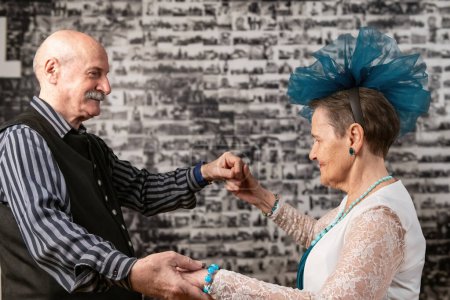 Senioren präsentieren zeitlose Eleganz in einem Gesellschaftstanz und zelebrieren die Rhythmen des Lebens mit anmutigen Bewegungen und fröhlicher Harmonie