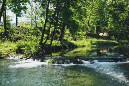 Téléchargez les photos : Les rapides de la rivière Una dans le parc de la ville de Biha, Bosnie-Herzégovine - en image libre de droit