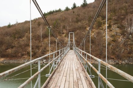Zawieszenie wiszącego mostu nad górską rzeką Uvac w kanionie Uvac Serbia