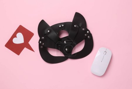 Foto de Máscara de gato Bdsm con icono similar y ratón PC sobre fondo rosa - Imagen libre de derechos