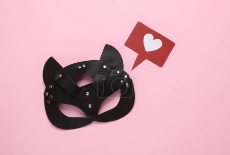 Foto de Máscara de gato Bdsm con icono similar sobre fondo rosa - Imagen libre de derechos