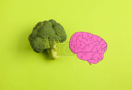 Foto de Brócoli con cerebro sobre fondo verde. Concepto de alimentos saludables para la salud cerebral - Imagen libre de derechos