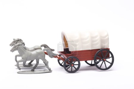 Téléchargez les photos : Chariot en plastique avec chevaux isolés sur blanc. Ouest sauvage - en image libre de droit