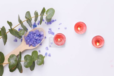 Téléchargez les photos : Spas, aromatherapy. Lavender bath salt with aroma candles and sprig of eucalyptus on white background - en image libre de droit