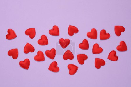 Téléchargez les photos : Beaucoup de cœurs rouges sur fond violet. Concept d'amour - en image libre de droit