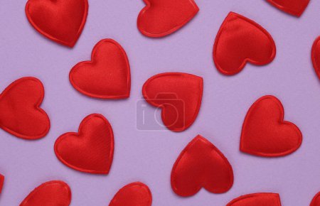 Téléchargez les photos : Beaucoup de cœurs sur fond violet. Amour, concept romantique - en image libre de droit