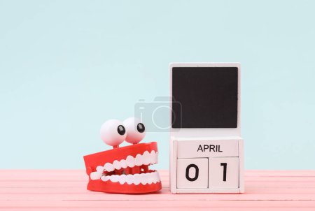 Foto de Día del Loco. Calendario con la fecha del 1 de abril con una mandíbula mecánica sobre un fondo pastel - Imagen libre de derechos