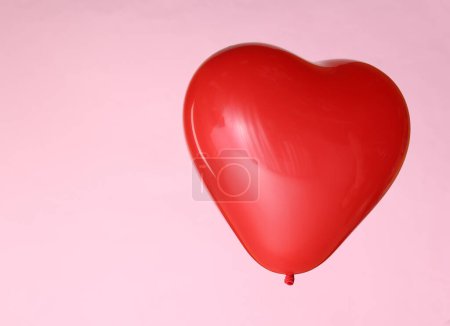 Téléchargez les photos : Ballon rouge en forme de coeur sur fond rose. Concept de Saint-Valentin - en image libre de droit