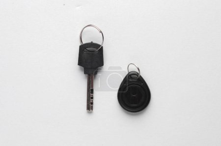 Foto de Llave magnética de plástico y llave de metal sobre fondo gris - Imagen libre de derechos